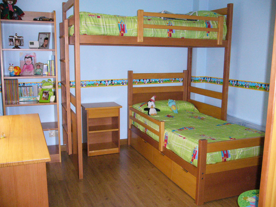 Dormitorio infantil con camas literas y diferentes muebles en dos tonos de color