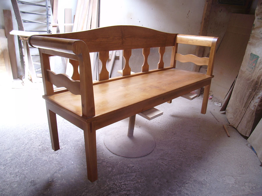esca�o en madera maciza color casta�o