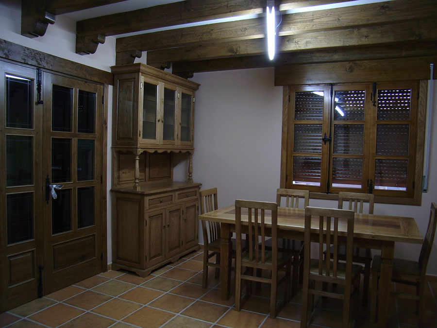 mueble vitrina y conjunto de sillas y mesa en casta�o oscuro