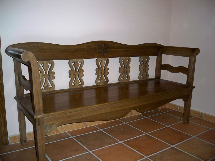 escaño en madera de alamo negro color nogal